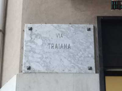 ...anche se nella toponomastica ha mantenuto il nome di via Traiana, come si evince dalla targa moderna che campeggia all�inizio dell�arteria